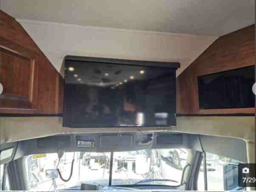 2016 Showhauler 2 Bath Cascadia Coach, 600HP, 13 Speed, 56K Miles, Available Today - Image 12